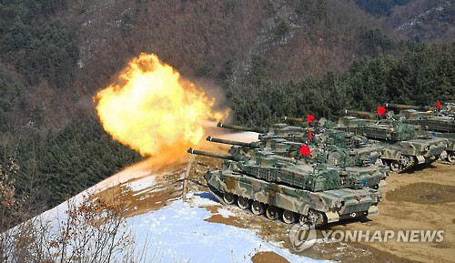 지난 2월 9일 홍천군 매봉산 훈련장 일대에서 주간 전차포 사격을 실시하고 있는 육군 11사단 소속 K2 흑표전차 [육군 제공=연합뉴스 자료사진]